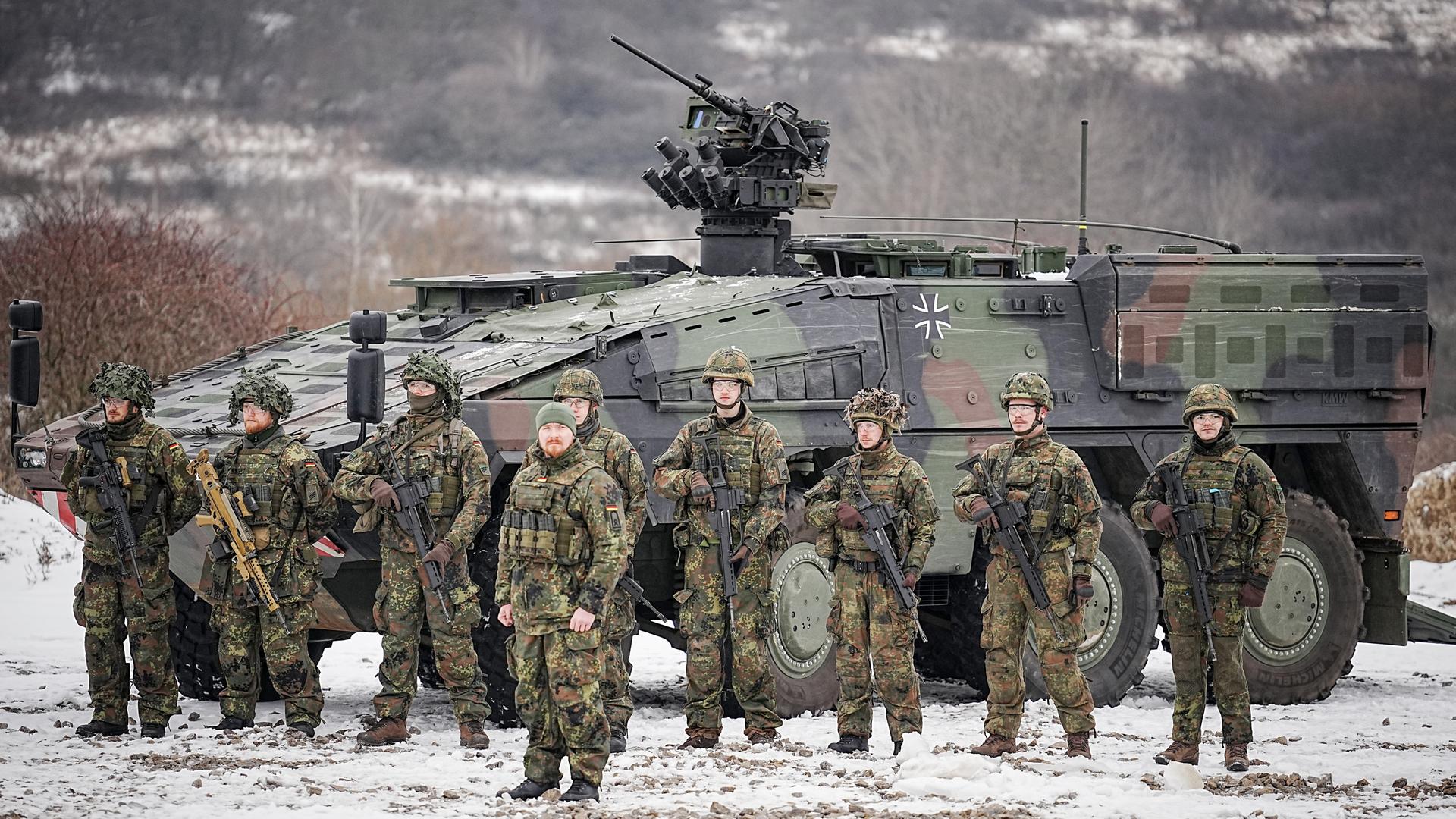 In der Slowakei stationierte Bundeswehrsoldaten (Gebirgsjäger) stehen im Feldlager in Lest an dem gepanzerten Truppentransporter vom Typ Boxer. Die deutschen Soldaten in der direkt an die Ukraine grenzenden Slowakei gehören zur Air Missile Defence Task Force und der multinationalen Battlegroup der Nato. In der Slowakei stationierte Bundeswehrsoldaten (Gebirgsjäger) stehen im Feldlager in Lest an dem gepanzerten Truppentransporter vom Typ Boxer. Die deutschen Soldaten in der direkt an die Ukraine grenzenden Slowakei gehören zur Air Missile Defence Task Force und der multinationalen Battlegroup der Nato.