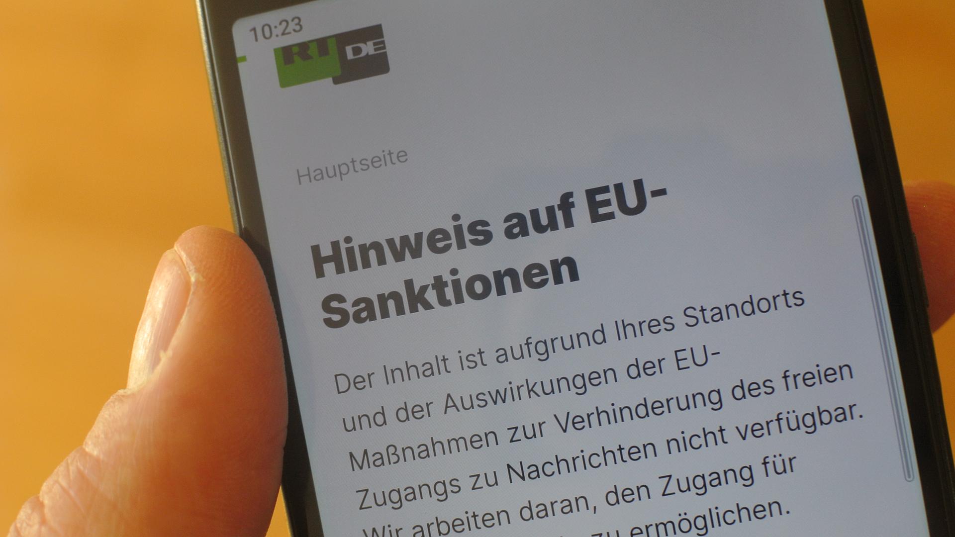 Ein Bildschirm, auf dem RT DE über die Einschränkungen der EU informiert
Ein Bildschirm, auf dem RT DE über die Einschränkungen der EU informiert