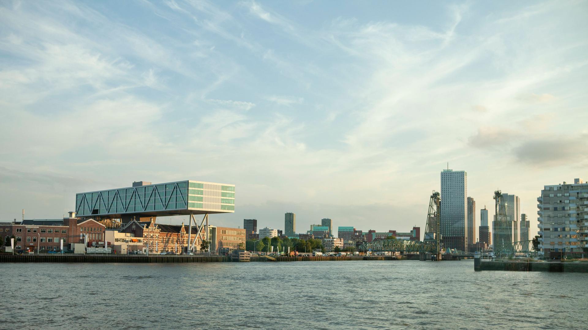 Rotterdam, die Maas mit städtischen Gebäuden im Hintergrund Rotterdam, die Maas mit städtischen Gebäuden im Hintergrund