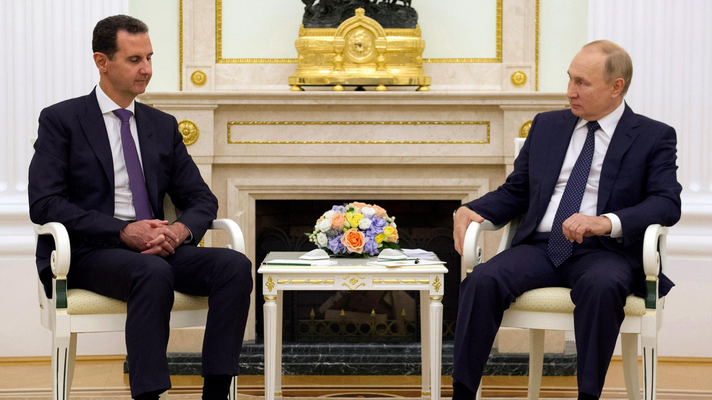 Syriens Präsident Baschar al-Assad \(l.\) und sein russischer Amtskollege Wladimir Putin während eines Treffens im Kreml im September 2021. 