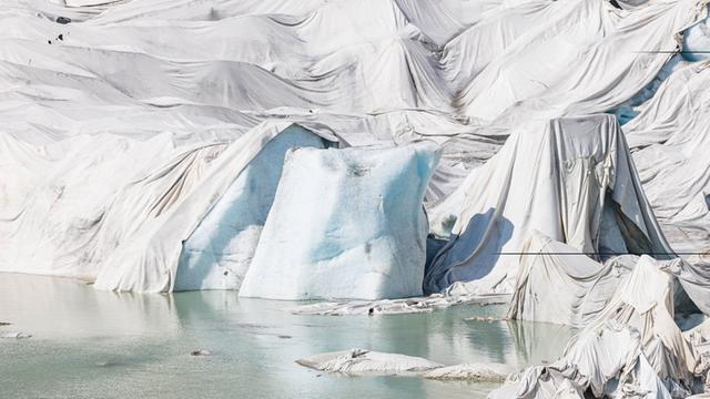 Damit der Rhonegletscher vor der Sonne geschützt ist, wurde der Gletscher mit weissen Tüchern bedeckt. Gemäss Erwartungen soll der Gletscher bis 2100 vollständig geschmolzen sein. Obergoms, Schweiz, 15.07.2022.