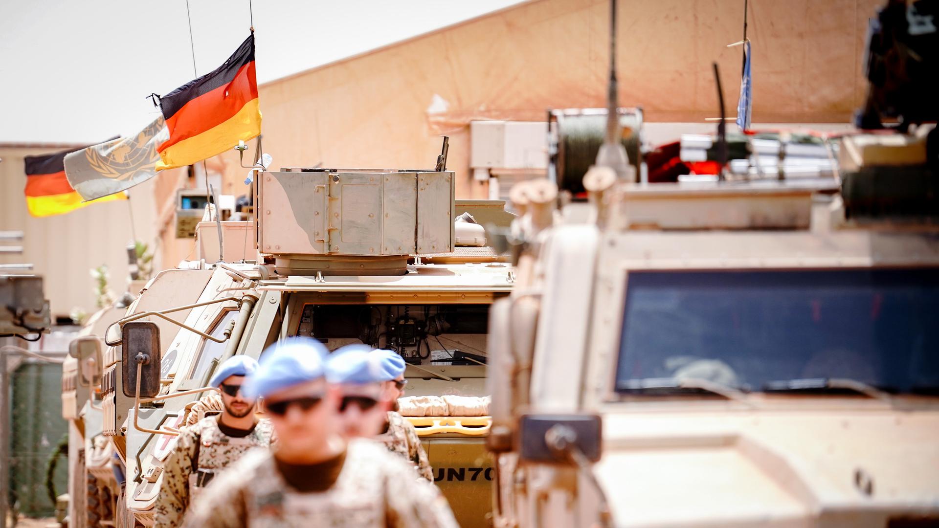 April 2022: Die Deutschlandfahne und die Flagge der Vereinten Nationen wehen im Camp Castor in Gao, Mali während eines Besuchs der Verteidigungsministerin im Wind. April 2022: Die Deutschlandfahne und die Flagge der Vereinten Nationen wehen im Camp Castor in Gao, Mali während eines Besuchs der Verteidigungsministerin im Wind.