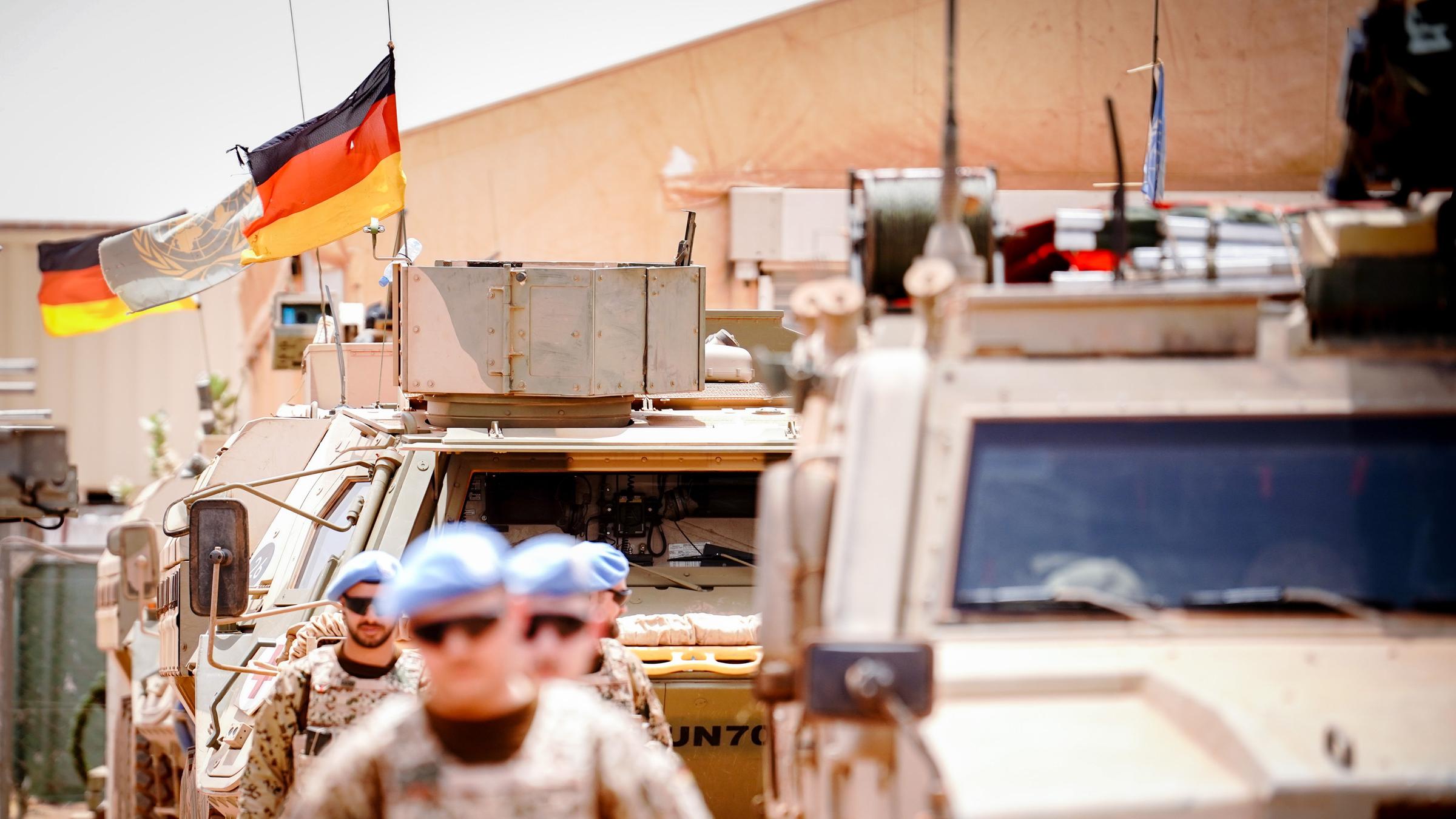April 2022: Die Deutschlandfahne und die Flagge der Vereinten Nationen wehen im Camp Castor in Gao, Mali während eines Besuchs der Verteidigungsministerin im Wind.