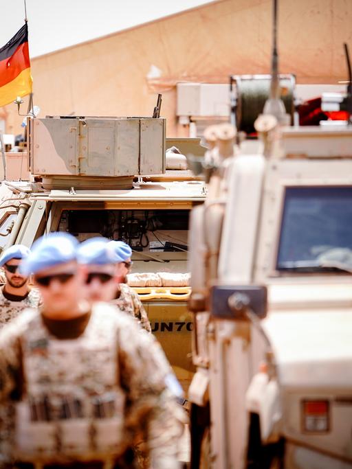 April 2022: Die Deutschlandfahne und die Flagge der Vereinten Nationen wehen im Camp Castor in Gao, Mali während eines Besuchs der Verteidigungsministerin im Wind.