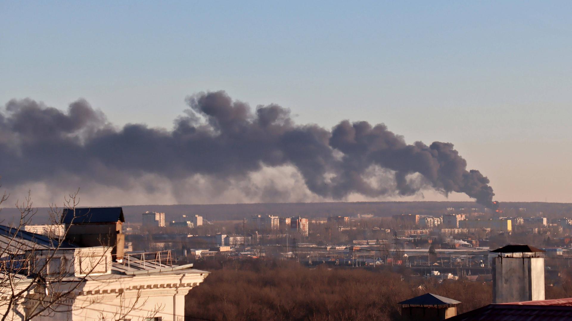 Rauch steigt auf in der Nähe des Flughafens der russischen Stadt Kursk