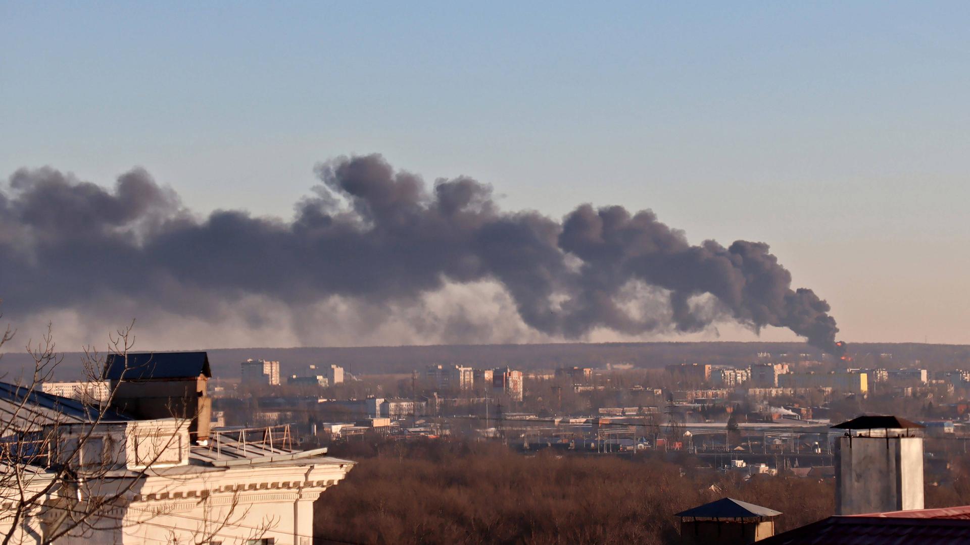 Rauch steigt auf in der Nähe des Flughafens der russischen Stadt Kursk Rauch steigt auf in der Nähe des Flughafens der russischen Stadt Kursk