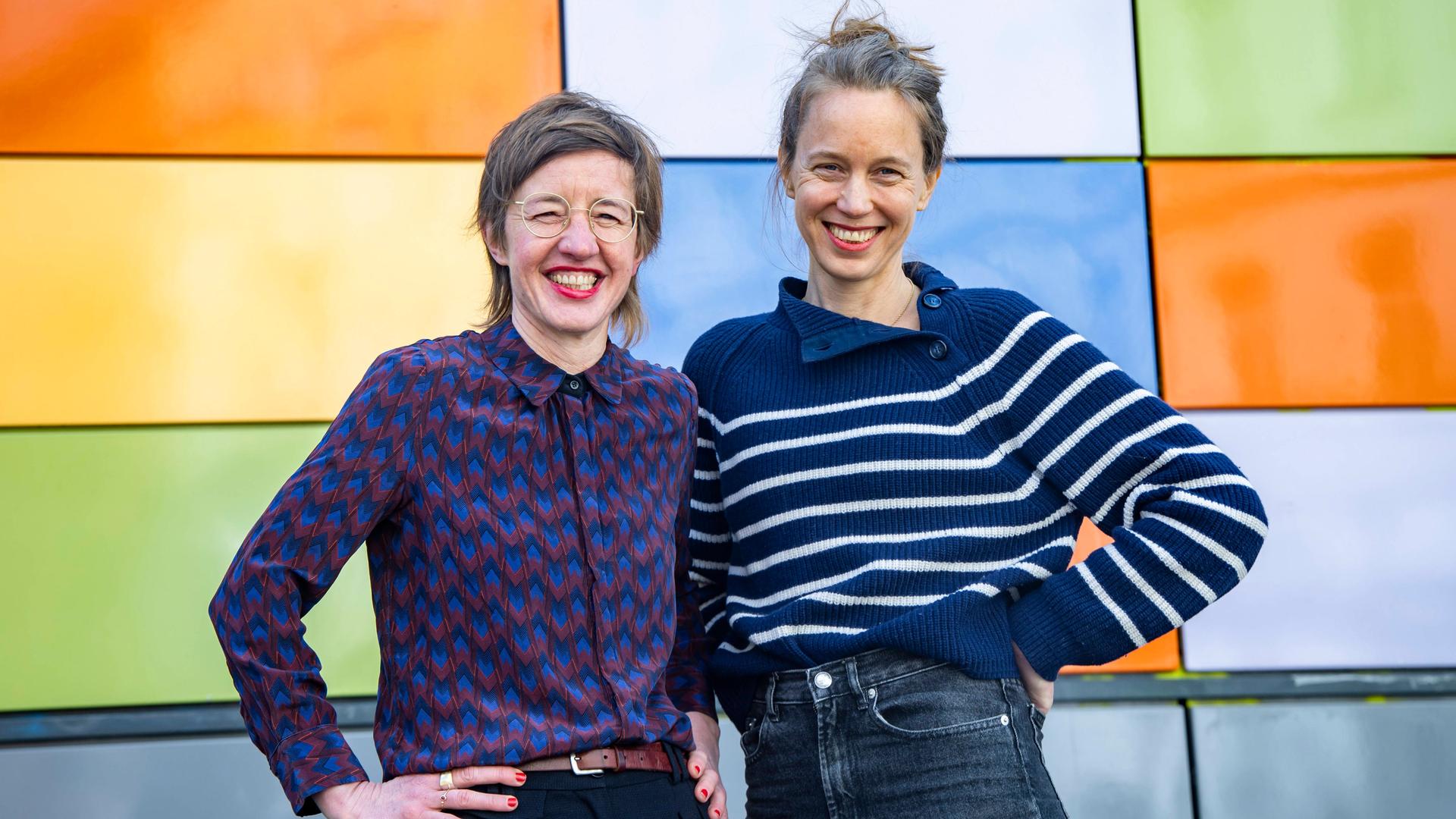 Autorinnen Katja Bigalke (R) und Marietta Schwarz (L) posieren für ein Bild in Berlin am 15. März 2023. 