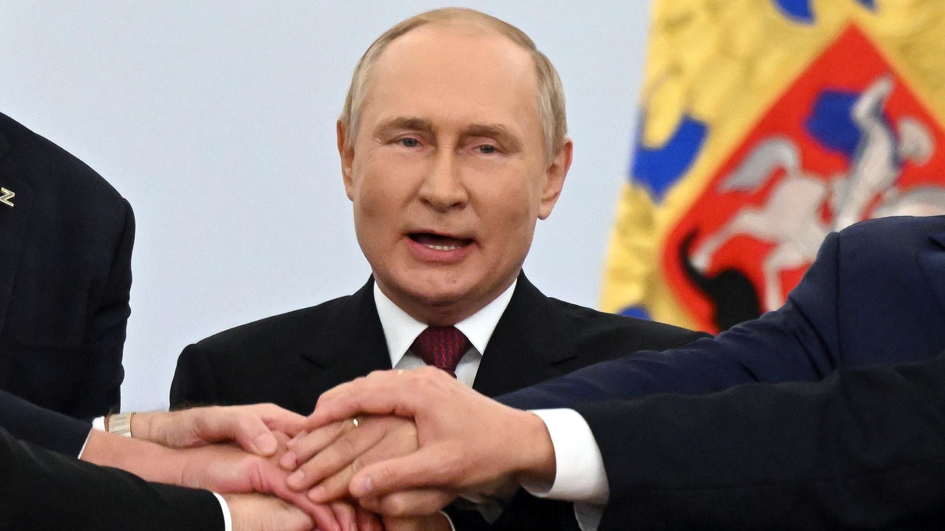 Der russische Präsident Wladimir Putin gibt sich die Hand mit dem von Moskau ernannten Chef der Region Cherson, Wladimir Saldo, dem von Moskau ernannten Chef der Region Saporischschja, Jewgeni Balizki, Denis Puschilin, dem Führer der selbsternannten Volksrepublik Donezk, und Leonid Pasechnik, dem Führer der selbsternannten Volksrepublik Luhansk. Der russische Präsident Wladimir Putin gibt sich die Hand mit dem von Moskau ernannten Chef der Region Cherson, Wladimir Saldo, dem von Moskau ernannten Chef der Region Saporischschja, Jewgeni Balizki, Denis Puschilin, dem Führer der selbsternannten Volksrepublik Donezk, und Leonid Pasechnik, dem Führer der selbsternannten Volksrepublik Luhansk.