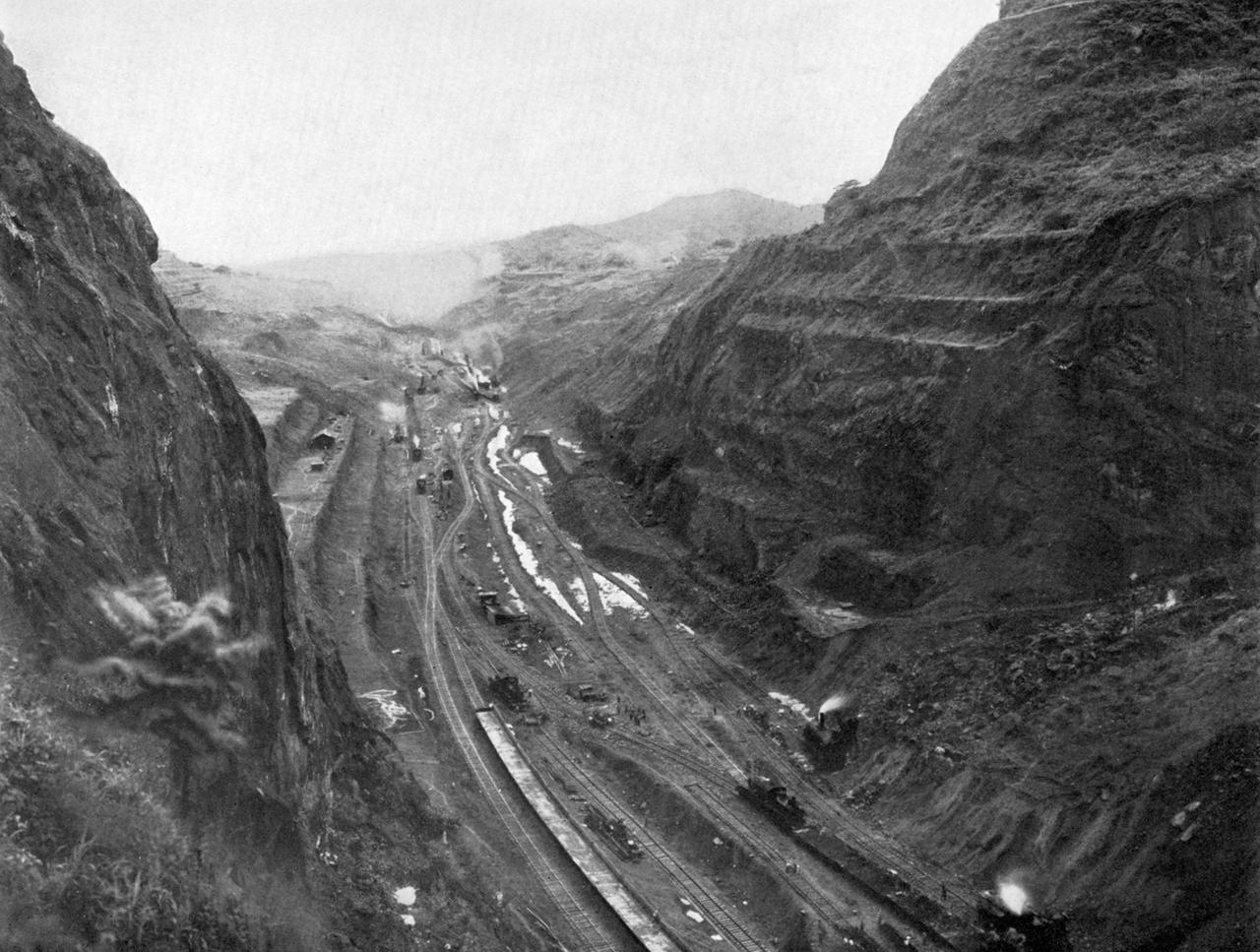 Bau des Panama-Kanals: Die tiefste Grabungs-Stelle 1907, der Gaillard/Culebra-Durchstich Bau des Panama-Kanals: Die tiefste Grabungs-Stelle 1907, der Gaillard/Culebra-Durchstich