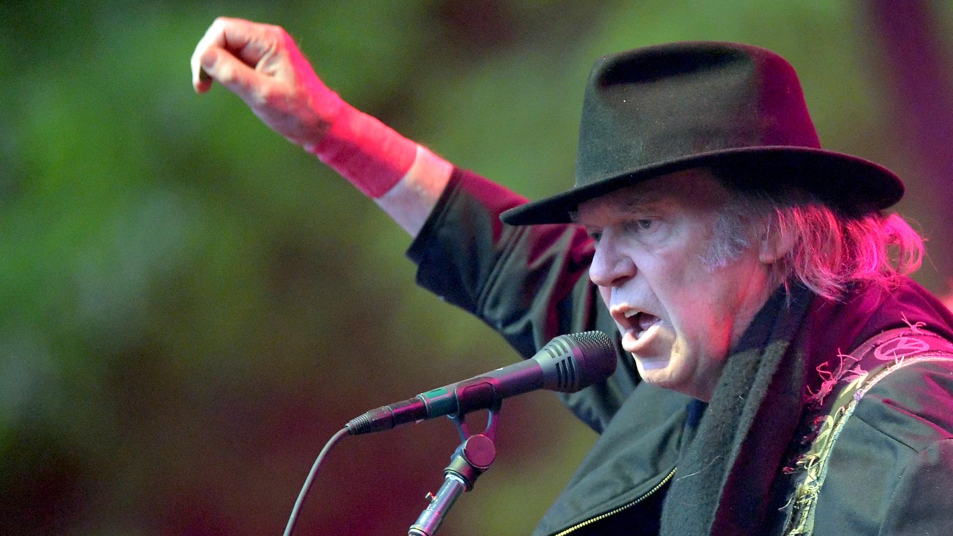 Der kanadische Musiker Neil Young und die Band Carzy Horse stehen am 02.06.2013 in der Waldbühne in Berlin auf der Bühne.


