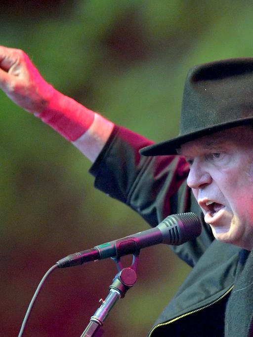 Der kanadische Musiker Neil Young und die Band Carzy Horse stehen am 02.06.2013 in der Waldbühne in Berlin auf der Bühne.


