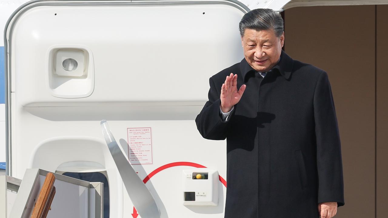 Xi Jinping winkt bei seiner Ankunft in Moskau auf der Gangway.