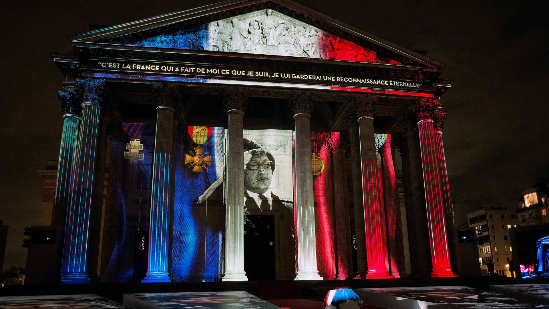 Während der Einweihungszeremonie am 30. November 2021 in Paris, Frankreich, werden auf die Fassade des Pantheons Ton- und Lichtbilder von Josephine Baker projiziert. Am 30. November, rund 46 Jahre nach ihrem Tod, wird Josephine Baker die sechste Frau sein, der im Pariser Pantheon gedacht wird, am Jahrestag ihrer Heirat mit Jean Lion, durch die sie die französische Staatsbürgerschaft erhielt.
Während der Einweihungszeremonie am 30. November 2021 in Paris, Frankreich, werden auf die Fassade des Pantheons Ton- und Lichtbilder von Josephine Baker projiziert. Am 30. November, rund 46 Jahre nach ihrem Tod, wird Josephine Baker die sechste Frau sein, der im Pariser Pantheon gedacht wird, am Jahrestag ihrer Heirat mit Jean Lion, durch die sie die französische Staatsbürgerschaft erhielt.