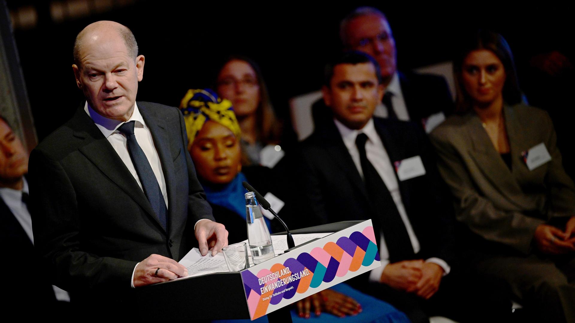 Berlin: Bundeskanzler Olaf Scholz (SPD) spricht zu den Gästen der Regierungsveranstaltung "Deutschland. Einwanderungsland. Dialog für Partizipation und Respekt" Berlin: Bundeskanzler Olaf Scholz (SPD) spricht zu den Gästen der Regierungsveranstaltung "Deutschland. Einwanderungsland. Dialog für Partizipation und Respekt"