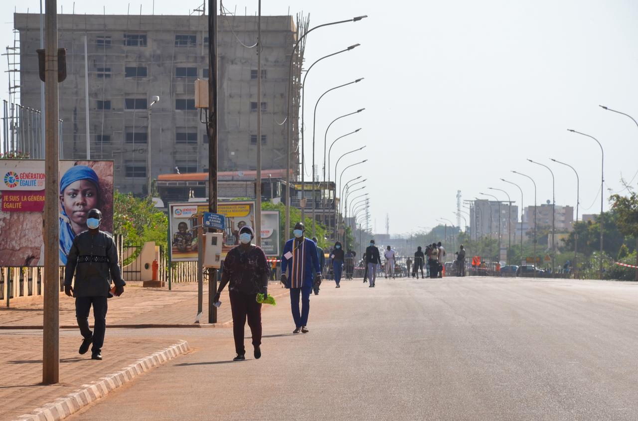 Straßenansicht auf das Konferenzgebäude im Stadtteil Ouaga 2000 mit Passanten im Vordergrund. Straßenansicht auf das Konferenzgebäude im Stadtteil Ouaga 2000 mit Passanten im Vordergrund.