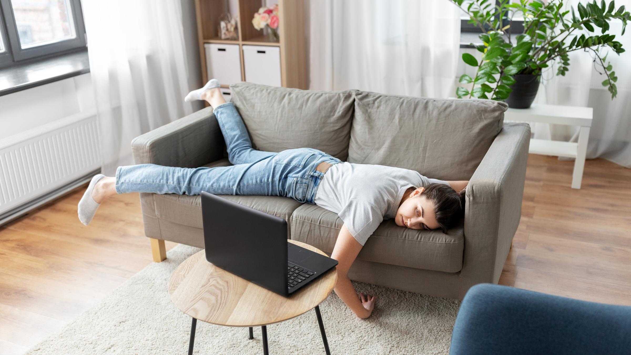 Eine Frau liegt müde auf dem Sofa Eine Frau liegt müde auf dem Sofa