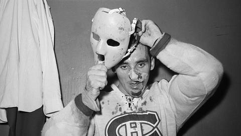 Eine historische Aufnahme von 1959 zeigt den Torwart der Montreal Canadiens, Jacques Plante mit einer spezielle Plastikmaske, nachdem er wegen einer Schnittwunde im Gesicht behandelt wurde, die er in der ersten Halbzeit des Eishockeyspiels zwischen den Rangers und den Canadiens erlitten hatte.