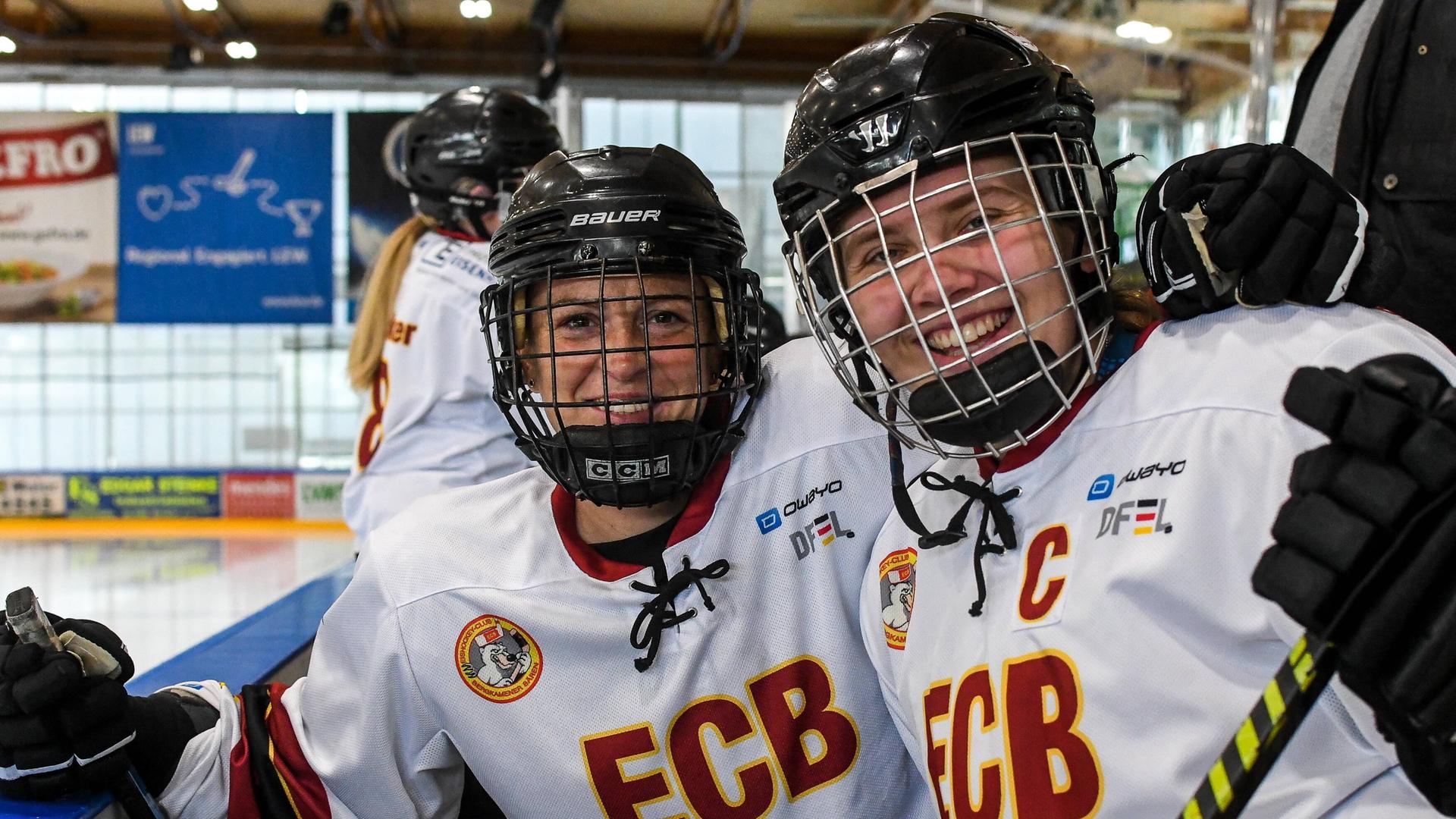 Die Bergkamener Spielerinnen Claudia Weltermann, links, und Alena-Laura Hahn stehen während der Partie ECDC Memmingen Indians vs EC Bergkamener Bären an der Bande der Auswechselbank. Die Bergkamener Spielerinnen Claudia Weltermann, links, und Alena-Laura Hahn stehen während der Partie ECDC Memmingen Indians vs EC Bergkamener Bären an der Bande der Auswechselbank.