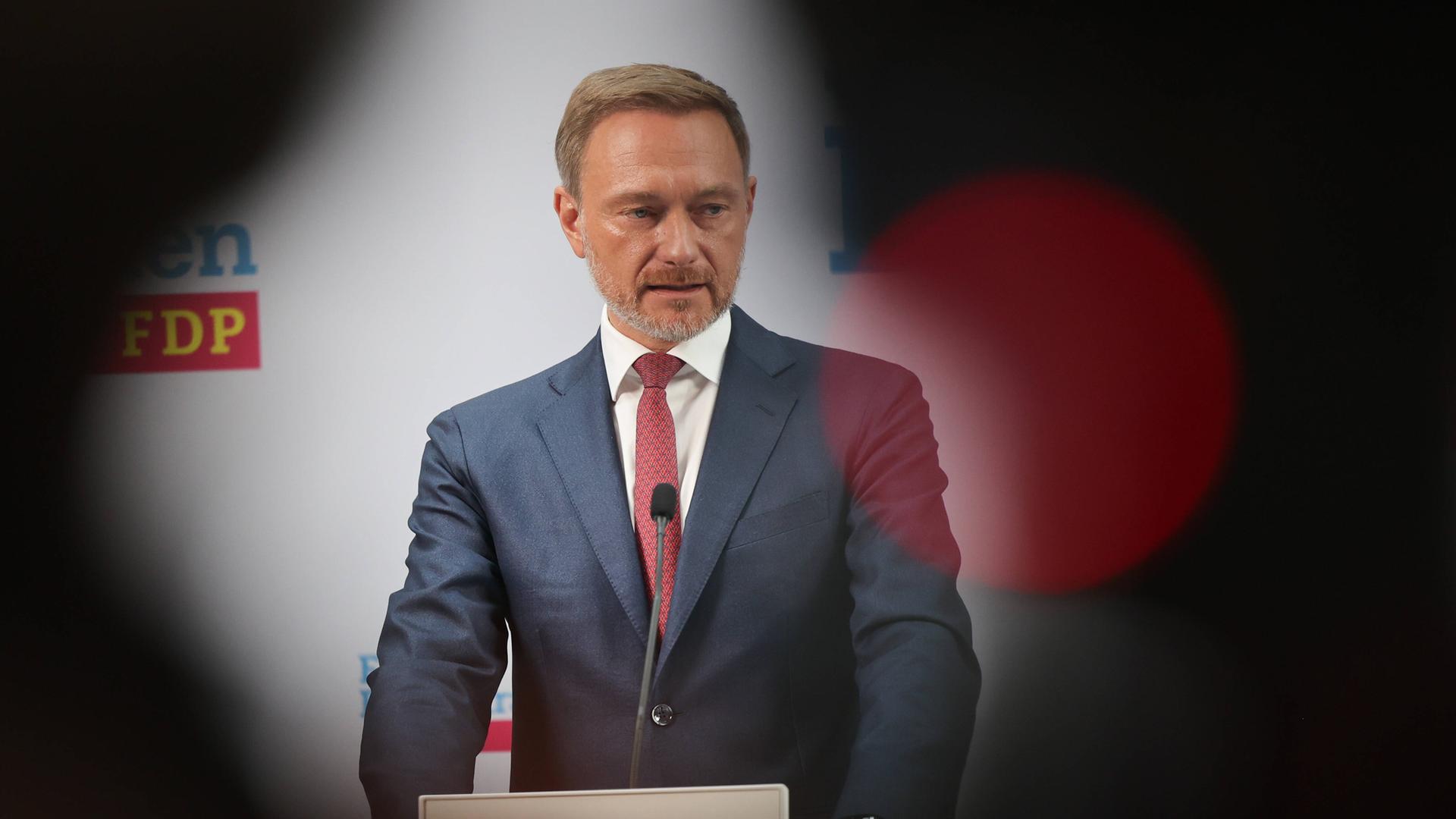 Bundesvorsitzenden Christian Lindner, FDP, bei der Pressekonferenz nach den Landtagswahlen in Niedersachsen im Hans Dietrich Genscher Haus am 10.10.2022 in Berlin. Ein Mann im Anzug, Dreitagebart und kurzen Haaren steht an einem Rednerpult. Bundesvorsitzenden Christian Lindner, FDP, bei der Pressekonferenz nach den Landtagswahlen in Niedersachsen im Hans Dietrich Genscher Haus am 10.10.2022 in Berlin. Ein Mann im Anzug, Dreitagebart und kurzen Haaren steht an einem Rednerpult.