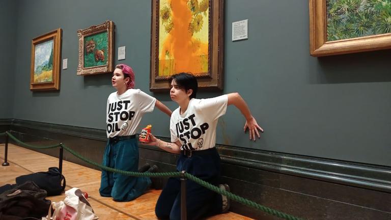 Zwei Klimaaktivistinnen schütten Tomatensuppe auf ein Van-Gogh-Gemälde in der National Gallery in London, 14. Oktober 2022. Zwei Klimaaktivistinnen schütten Tomatensuppe auf ein Van-Gogh-Gemälde in der National Gallery in London, 14. Oktober 2022.