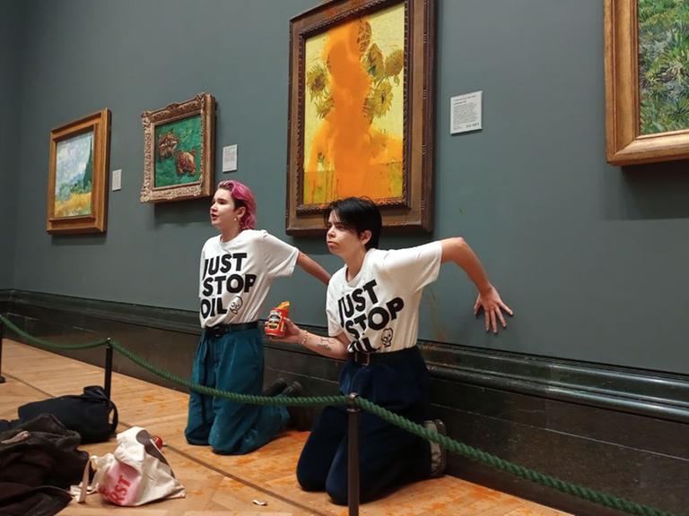 Zwei Klimaaktivistinnen schütten Tomatensuppe auf ein Van-Gogh-Gemälde in der National Gallery in London, 14. Oktober 2022.