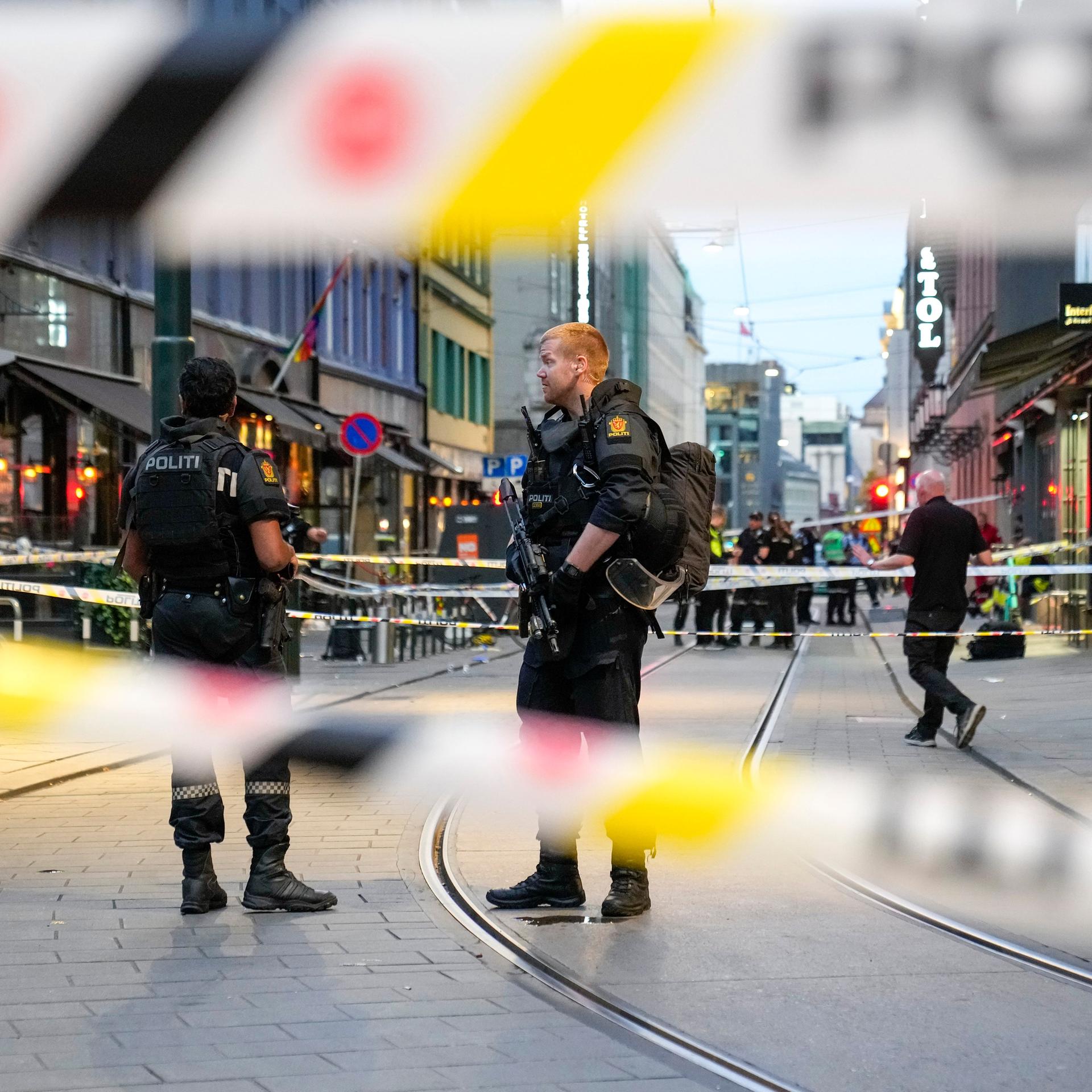 Polizisten haben nach einem Angriff auf einen Nachtclub in der norwegischen Hauptstadt Oslo die Straße abgesperrt. 