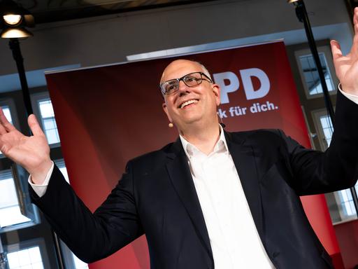Andreas Bovenschulte, Spitzenkandidat der SPD in Bremen, spricht nach der Wahl zur Bremischen Bürgerschaft auf der Bühne der SPD-Wahlparty.