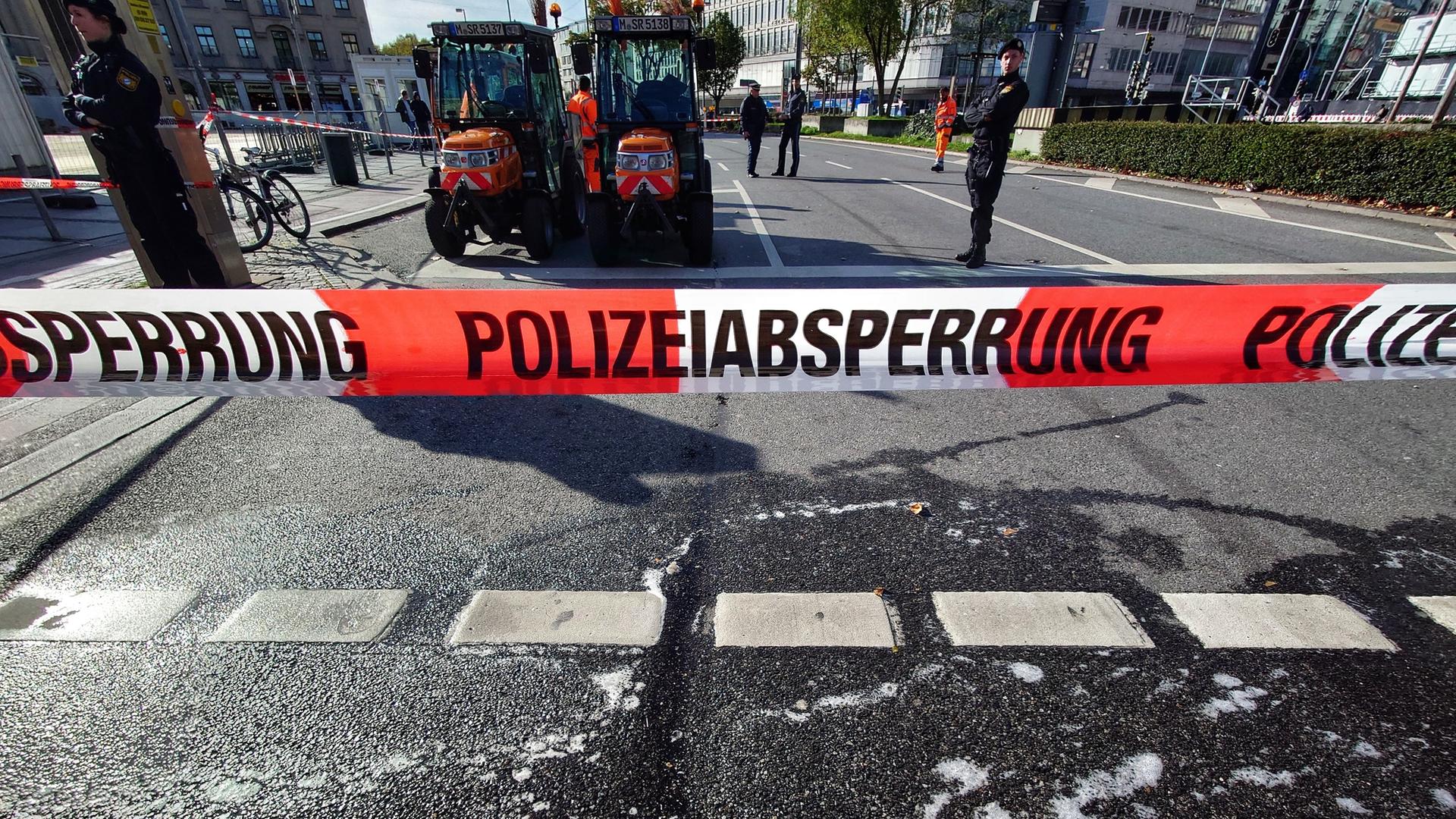 Absperrband der Polizei vor einer Straße in München Absperrband der Polizei vor einer Straße in München
