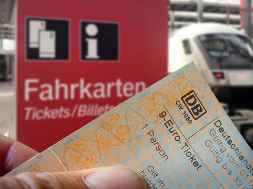 Themenbild: Neun-Euro-Ticket vor Fahrkartenatuomat am Hauptbahnhof München.