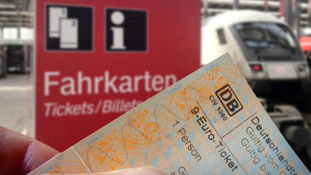 Themenbild: Neun-Euro-Ticket vor Fahrkartenatuomat am Hauptbahnhof München.