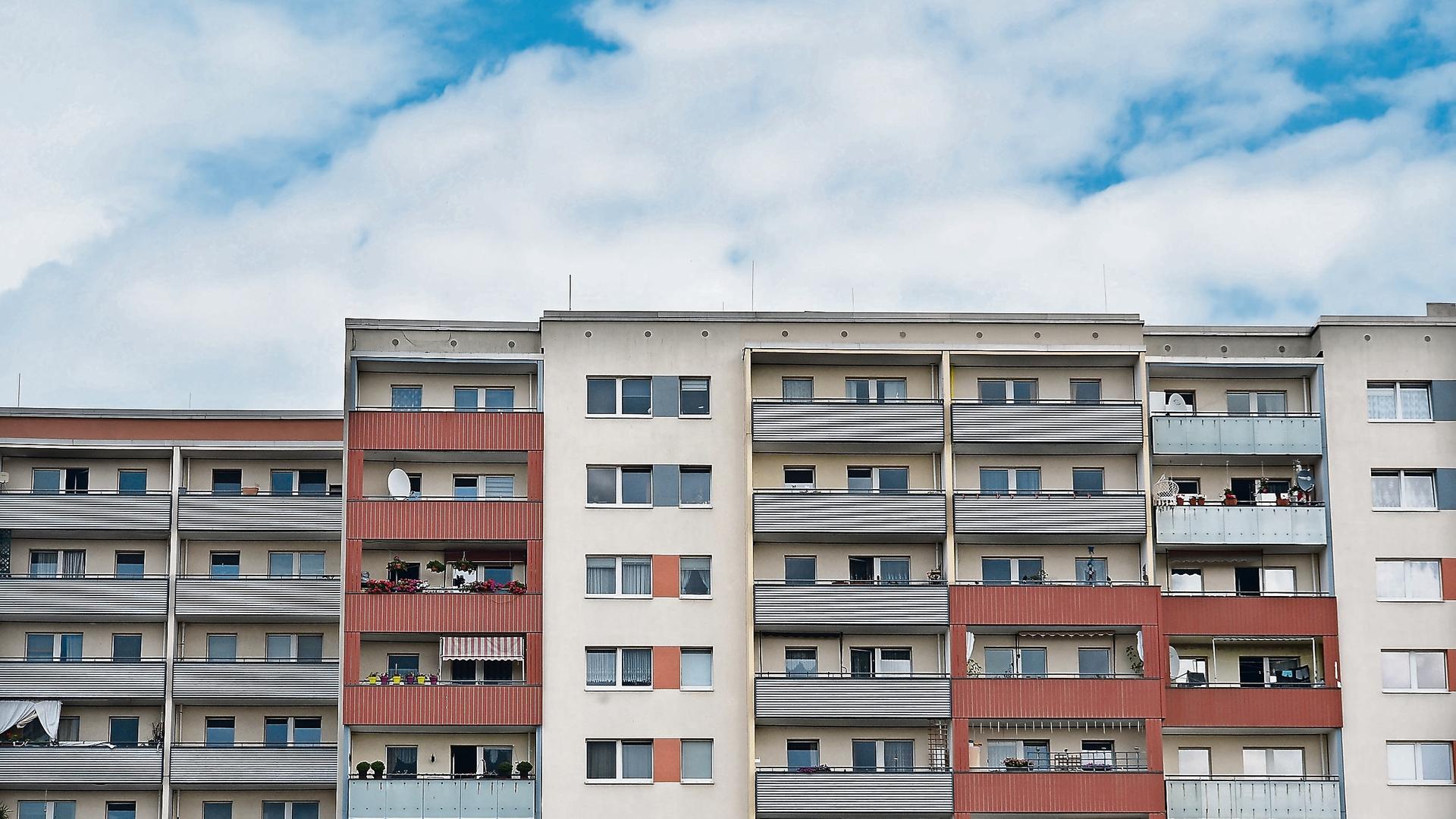 Plattenbauten in der Zossener Straße in Berlin-Hellersdorf: Ein Häuserblock mit Balkonen, die unterschiedliche Farben haben. Plattenbauten in der Zossener Straße in Berlin-Hellersdorf: Ein Häuserblock mit Balkonen, die unterschiedliche Farben haben.