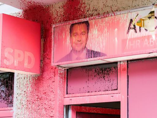 Unbekannte haben ein SPD-Bürgerbüro in Berlin-Karlshorst mit rosa Farbe beschmiert.