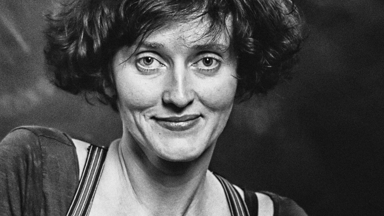 Porträt der deutsch-polnischen Regisseurin Elwira Niewiera, die selbstbewusst in die Kamera blickt. Porträt der deutsch-polnischen Regisseurin Elwira Niewiera, die selbstbewusst in die Kamera blickt.