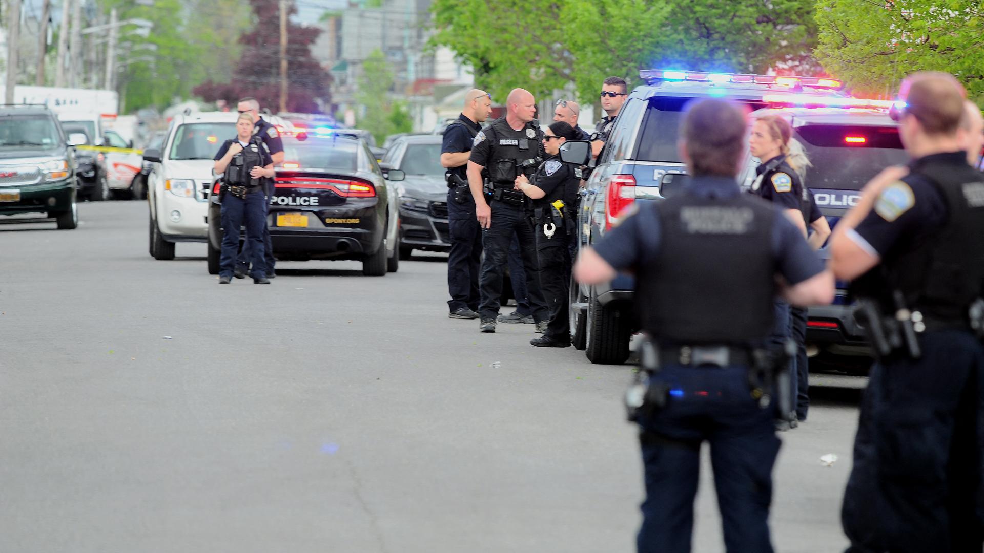 Polizei und Polizisten stehen vor einem Supermarkt in der Stadt Buffalo in dem Land USA.
