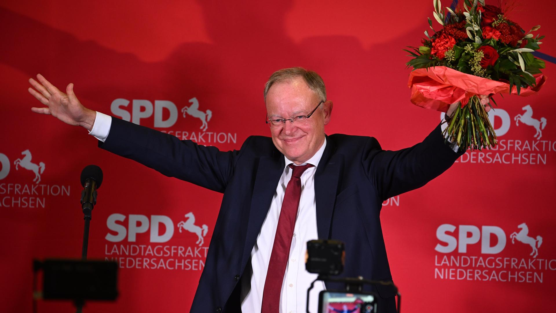 Stephan Weil (SPD), Ministerpräsident Niedersachsen, jubelt nach den ersten Hochrechnungen zur Landtagswahl in Niedersachsen in den Fraktionsräumen der SPD im niedersächsischen Landtag.