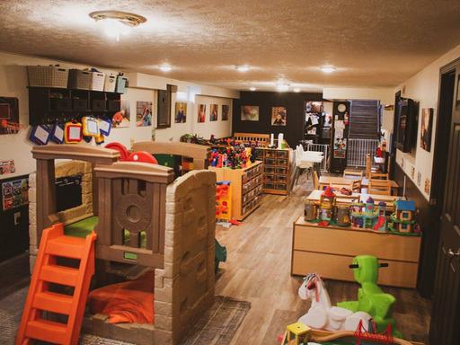 Ein Kindergarten mit sehr viel Spielzeug.