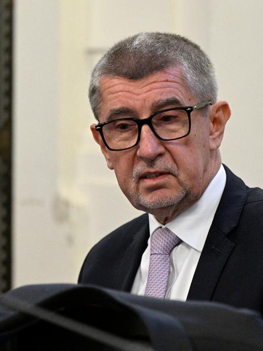 Der frühere tschechische Ministerpräsident Andrej Babis mit nachdenklichem Gesichtsausdruck im Gerichtssaal