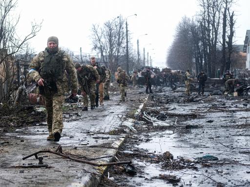 Soldaten in Butscha, einem Vorort der Hauptstadt Kiew