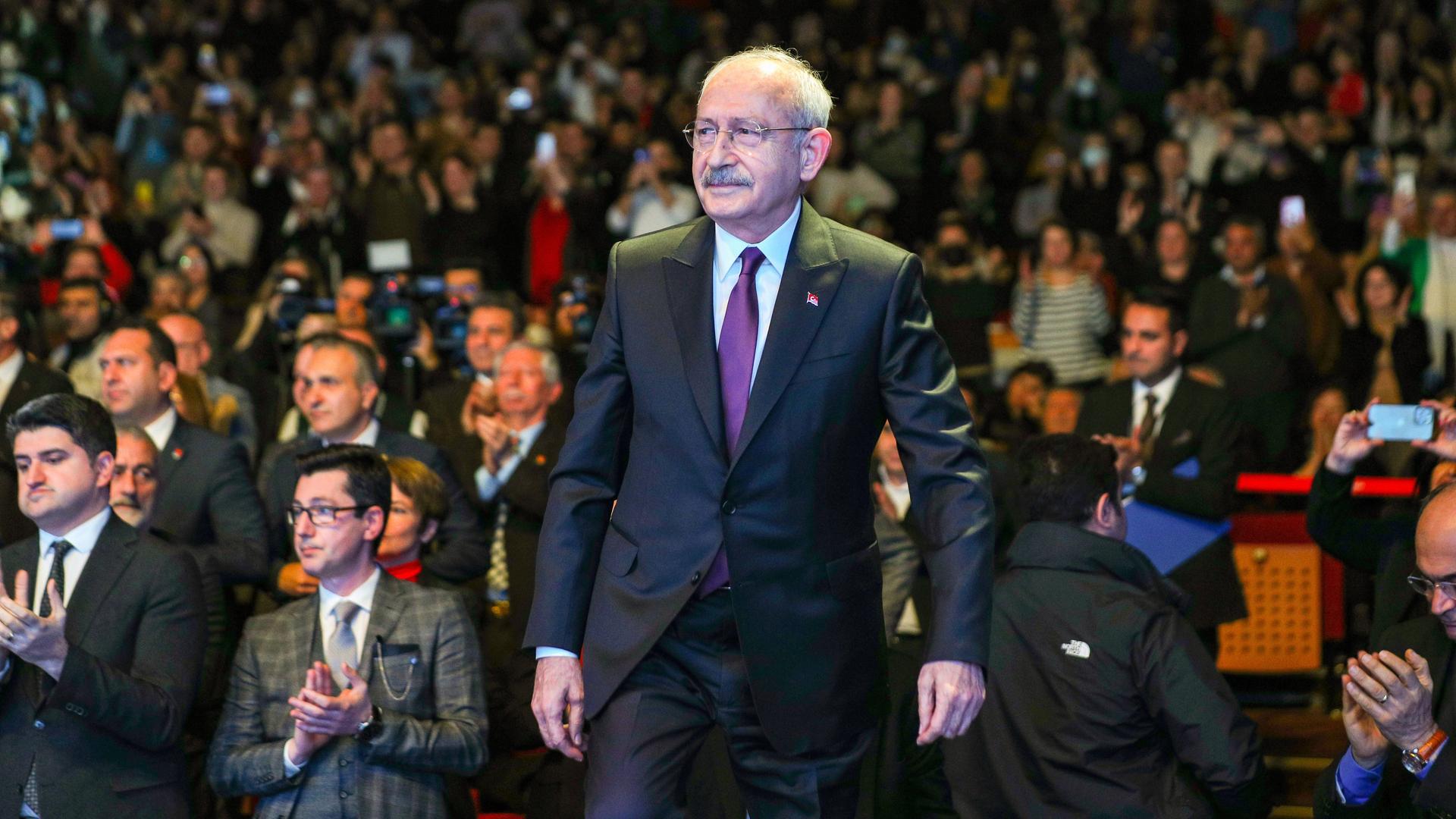 Kemal Kilicdaroglu, Vorsitzender der sozialdemokratischen CHP, tritt gegen Präsident Recep Tayyip Erdogan an. Er steht mit dem Rücken gewandt vor einer Menschenmenge, die applaudiert.