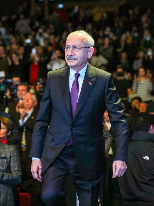 Kemal Kilicdaroglu, Vorsitzender der sozialdemokratischen CHP, tritt gegen Präsident Recep Tayyip Erdogan an. Er steht mit dem Rücken gewandt vor einer Menschenmenge, die applaudiert.