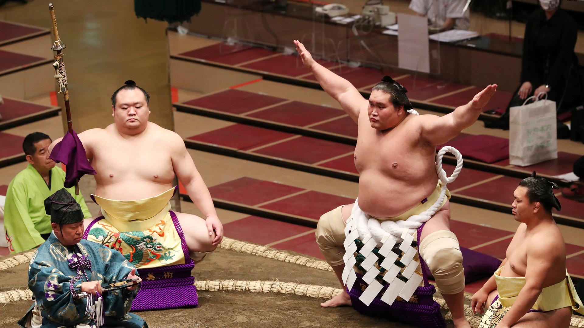 Der neue mongolische Yokozuna Terunofuji führt ein Ritual zum Ringeintritt durch Der neue mongolische Yokozuna Terunofuji führt ein Ritual zum Ringeintritt durch
