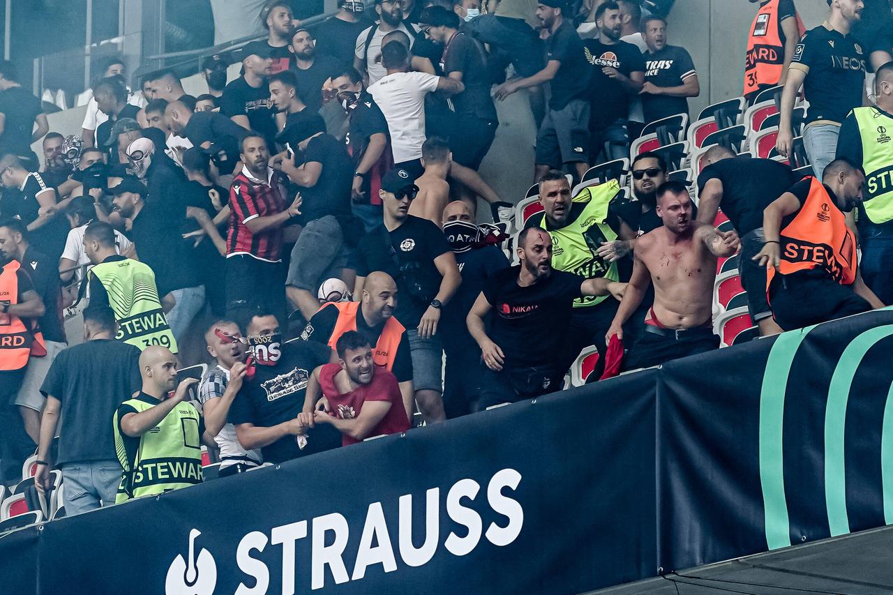 Das Foto zeigt Ausschreitungen von Fans beim Spiel OGC Nizza gegen 1.FC Köln. Das Foto zeigt Ausschreitungen von Fans beim Spiel OGC Nizza gegen 1.FC Köln.