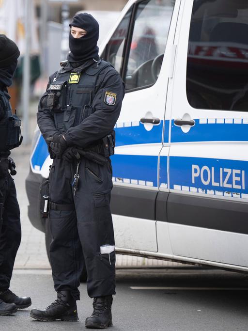 Frankfurt/Main: Bei einer Razzia gegen sogenannte "Reichsbürger" stehen Polizisten an einem durchsuchten Objekt in Frankfurt. 