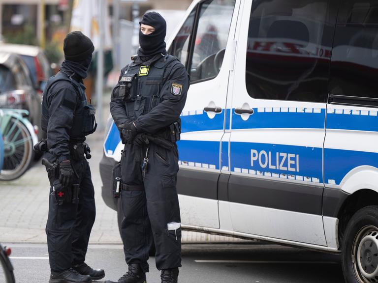 Frankfurt/Main: Bei einer Razzia gegen sogenannte "Reichsbürger" stehen Polizisten an einem durchsuchten Objekt in Frankfurt. 