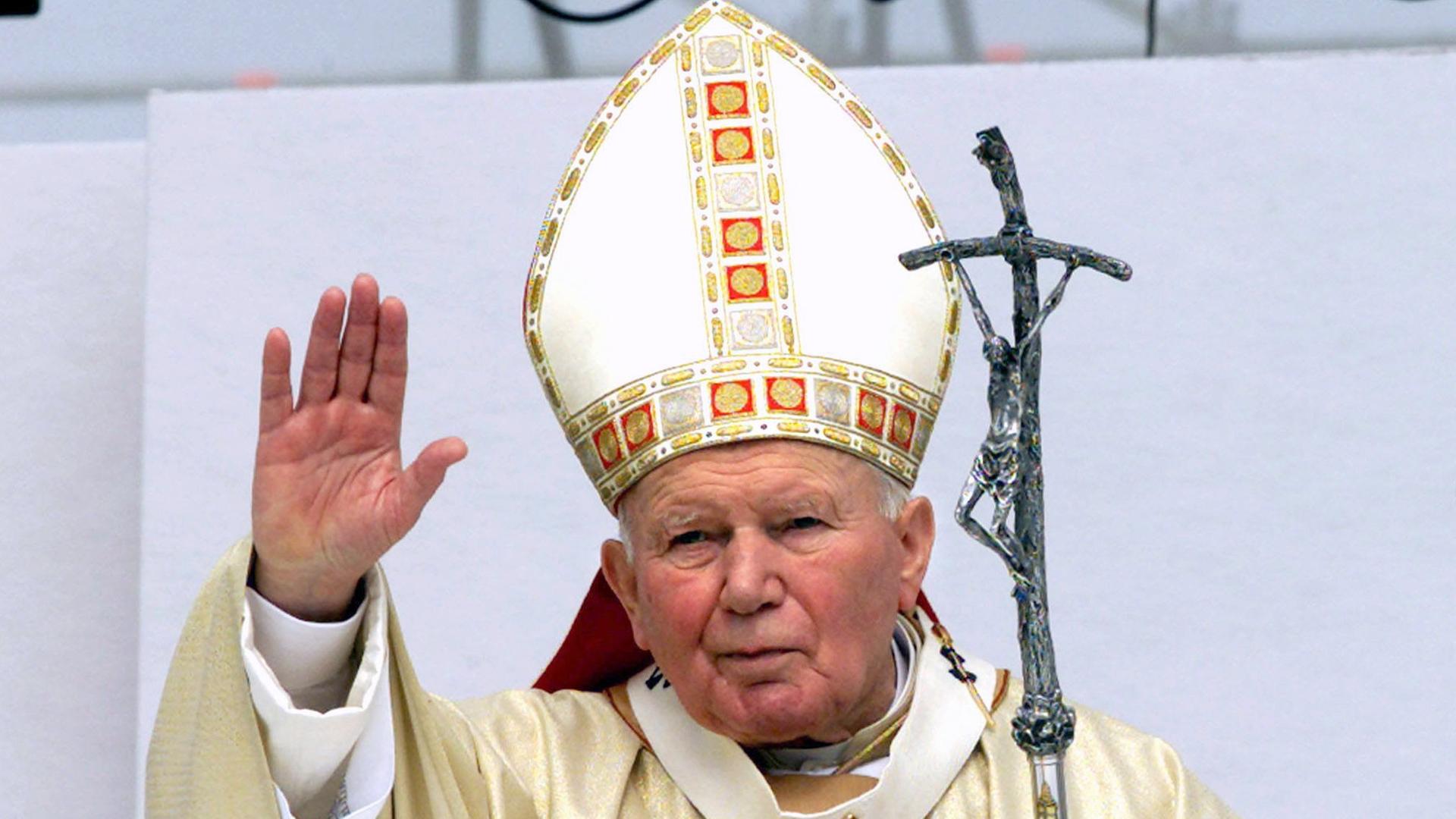 Papst Johannes Paul II. winkt am 1. Mai 2000 während einer Veranstaltung am Rande von Rom den Teilnehmern zu.