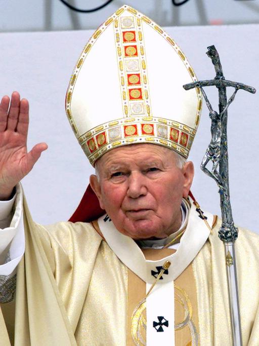 Papst Johannes Paul II. winkt am 1. Mai 2000 während einer Veranstaltung am Rande von Rom den Teilnehmern zu.