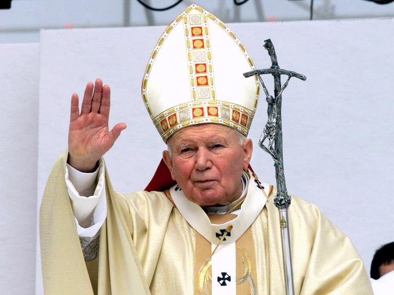 Papst Johannes Paul II. winkt am 1. Mai 2000 während einer Veranstaltung am Rande von Rom den Teilnehmern zu.