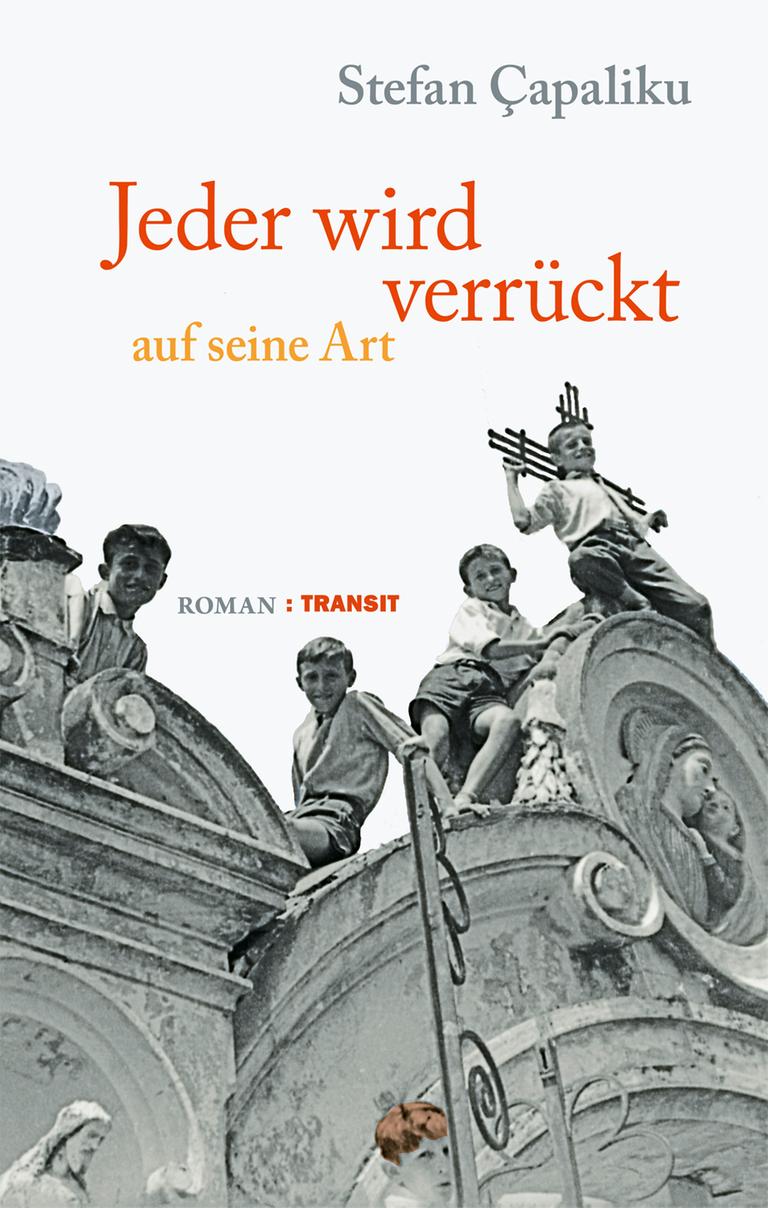 Auf dem Cover ist ein Schwarzweiß-Foto, auf dem Kinder auf dem Dach einer Kirche hocken und in die Kamera blinzeln. Im Himmel sind Buchtitel und Autorenname abgedruckt. Auf dem Cover ist ein Schwarzweiß-Foto, auf dem Kinder auf dem Dach einer Kirche hocken und in die Kamera blinzeln. Im Himmel sind Buchtitel und Autorenname abgedruckt.