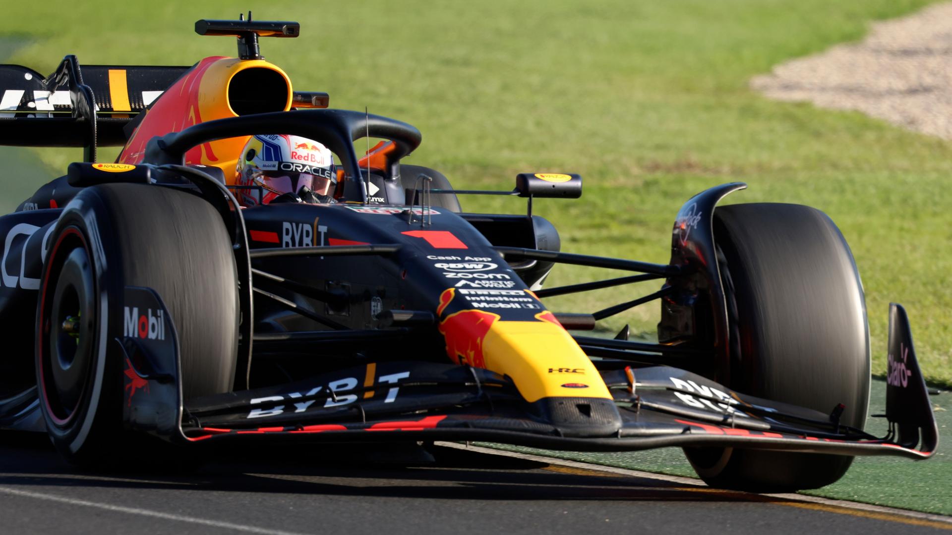 Der Renn-Fahrer Max Verstappen fährt in seinem Renn-Wagen.