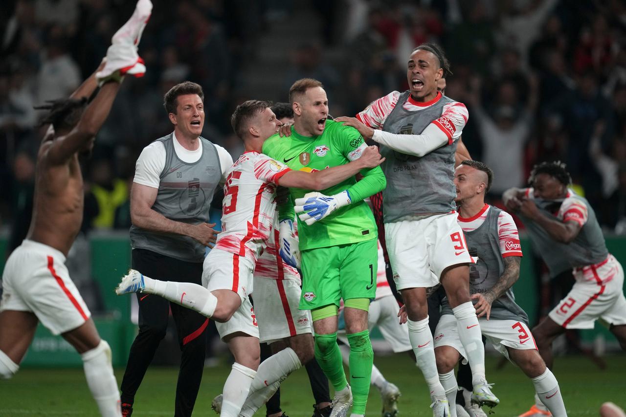 Die Mannschaft von RB Leipzig nach dem Sieg im Elfmeterschießen auf dem Feld. Die Mannschaft von RB Leipzig nach dem Sieg im Elfmeterschießen auf dem Feld.